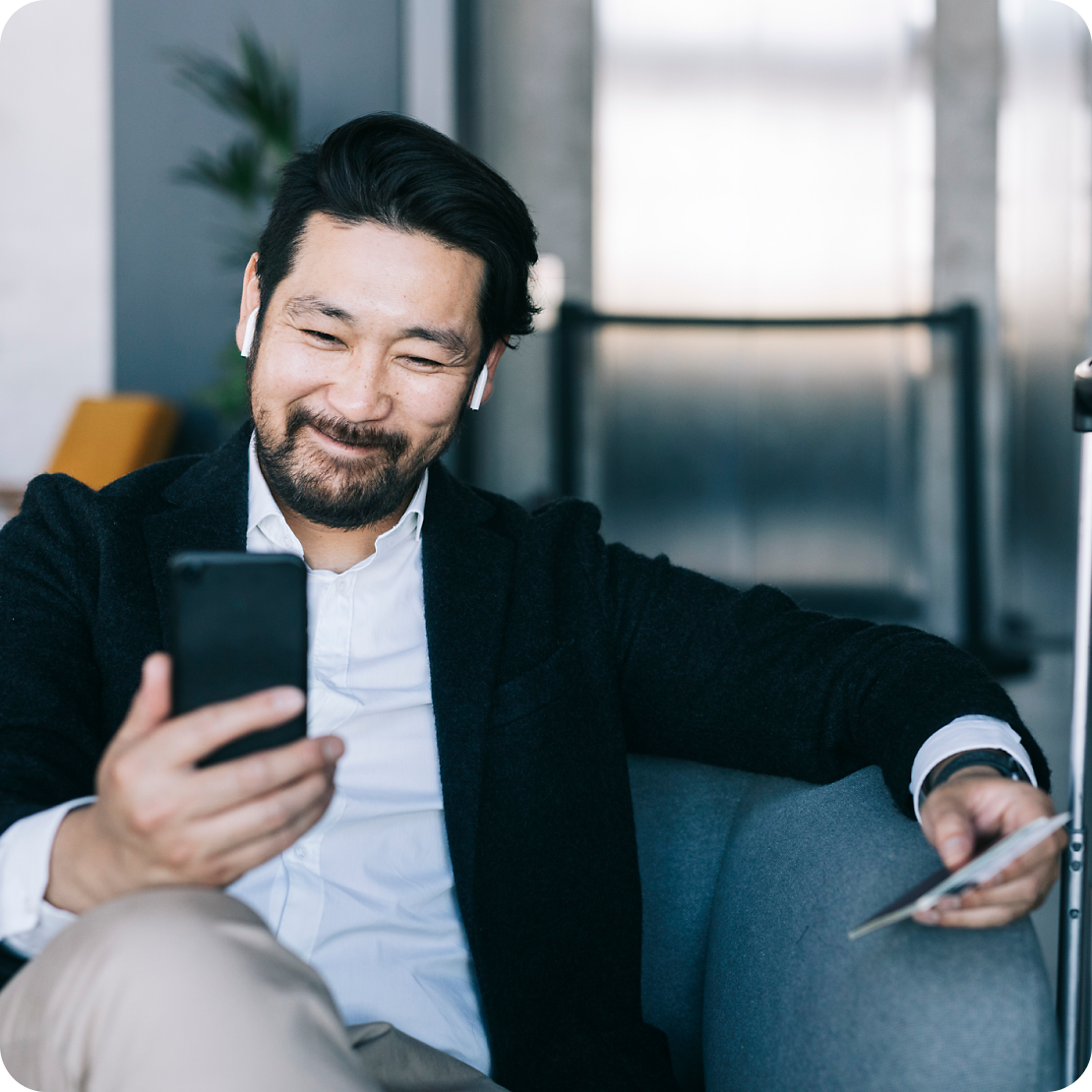 携帯電話を使っている男性
